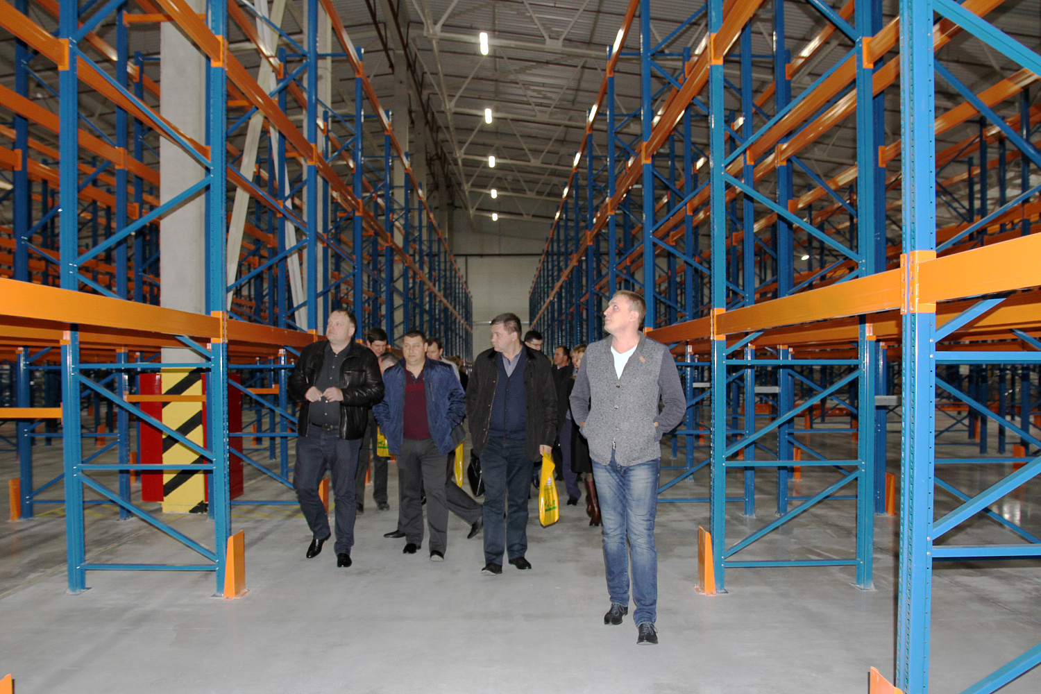 Директор Капитал-ПРОК Страна Александр Сысоев провел ознакомительную экскурсию по складскому комплексу.