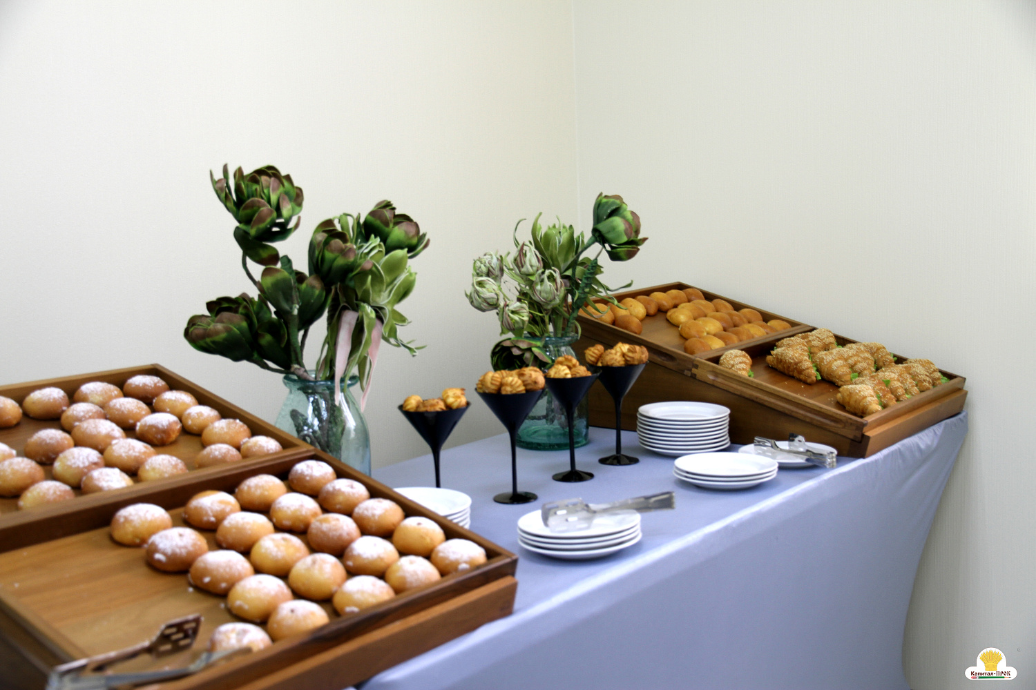 В перерывах между лекциями гостям был предложен сладкий кофе-брейк.